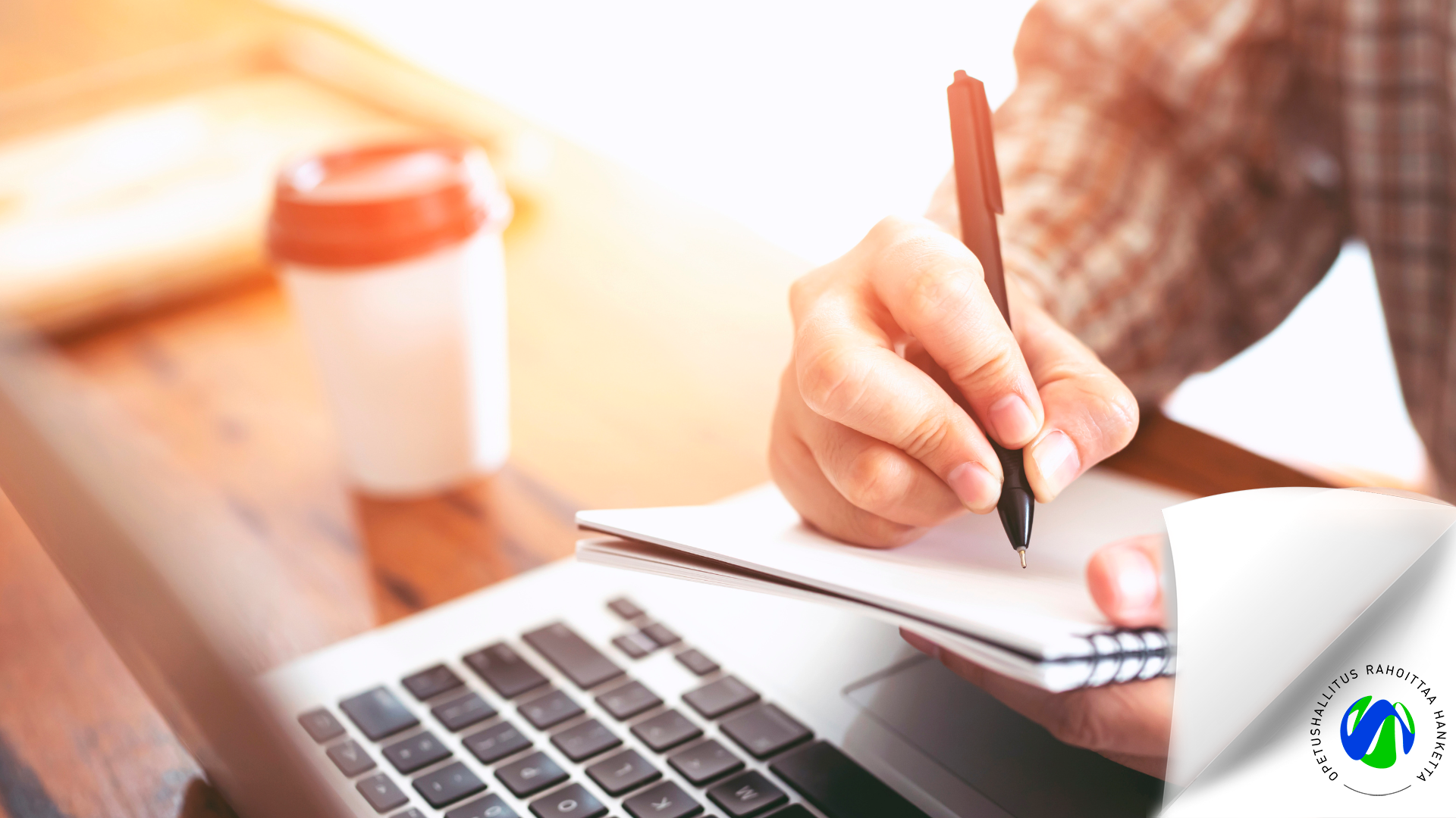 Joku kirjoittaa paperille kannettavan tietokoneen päällä. OPH rahoittaa hanketta -logo kuvan ylänurkassa.