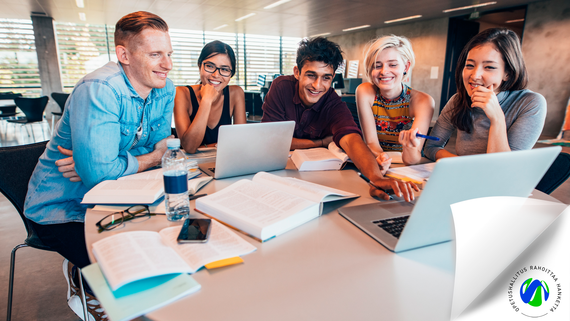 Opiskelijaporukka istuu pöydän äärellä tietokonetta katsellen. OPH rahoittaa hanketta -logo alanurkassa.