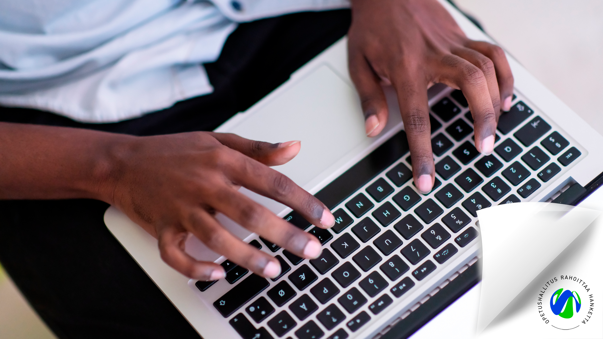 Ihmisen kädet läppärin näppäimistöllä. OPH rahoittaa -hanketta -logo ylänurkassa.