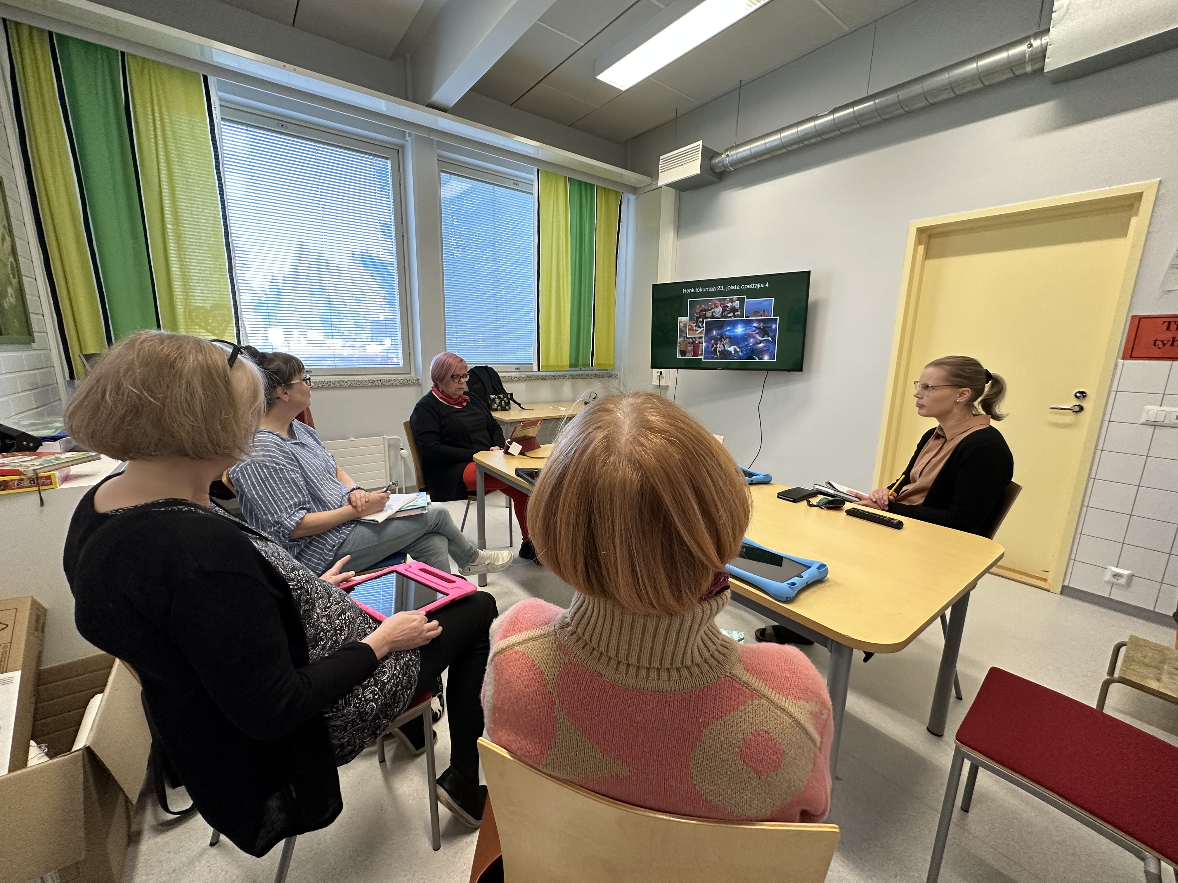 Opettajat kuuntelemassa Suvi Orasuon oppeja.