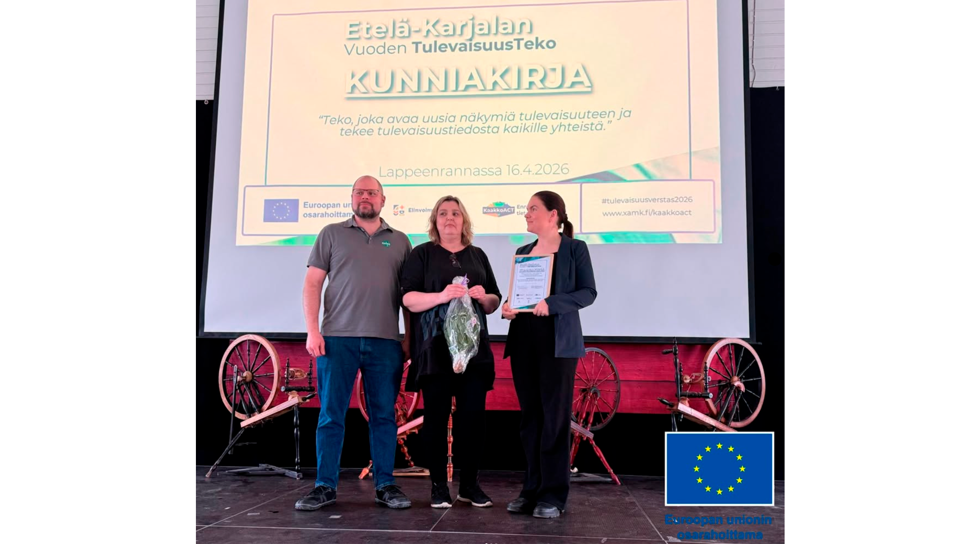 Kuva palkintogaalasta, jossa hankkeen edustajat vastaanottavat palkinnon.
